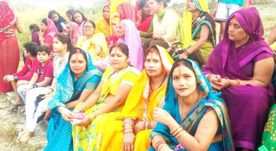 व्रती महिलाओं ने अस्ताचल सूर्य को दिया अर्घ्य