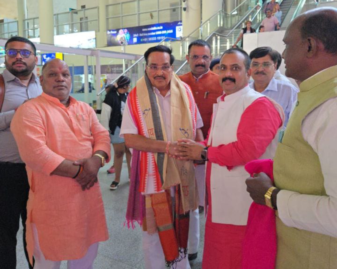 बाबतपुर।गुजरात प्रदेश अध्यक्ष भाजपा व भारत सरकार में मंत्री सीआर पाटील पहुंचे लाल बहादुर शास्त्री एयरपोर्ट