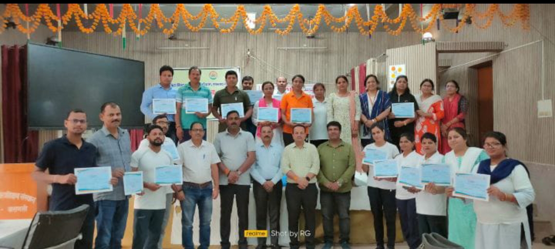 योग प्रतियोगिता में शिक्षक शिक्षिकाओं ने दिखाई प्रतिभा