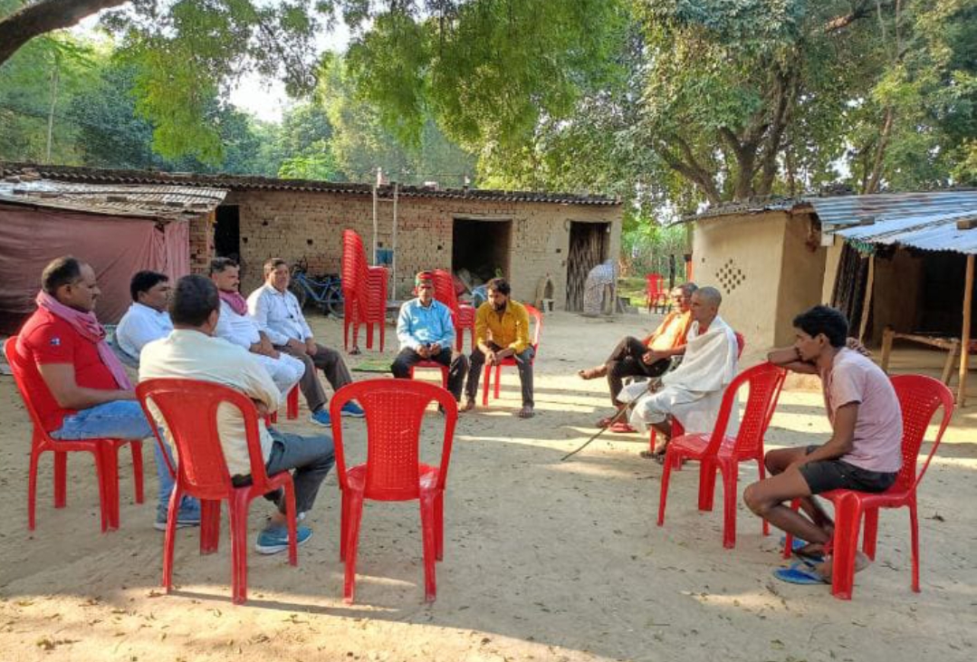 मृतक के परिजनों से सपा का प्रतिनिधिमंडल मिला