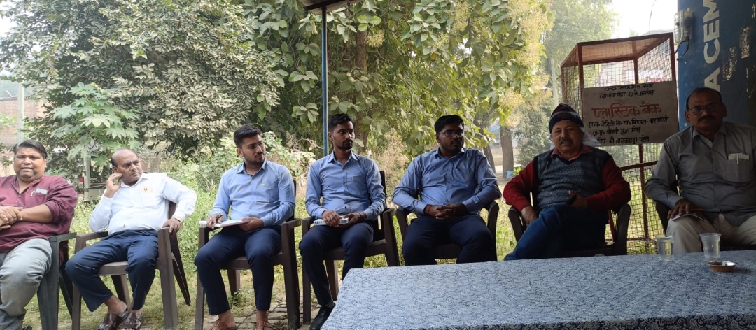 नहिया में क्षेत्रीय पशु चिकित्सा अधिकारी व बनासकांठाअमूल के अधिकारी अमूल सेंटर पर लोगों को किये जागरूक