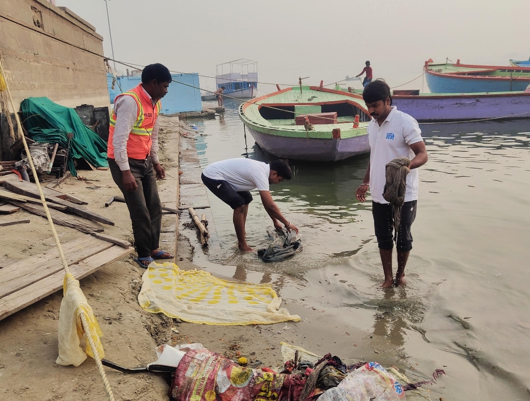 गंगा प्रेमी जस्टिस गिरिधर मालवीय की स्मृति में चला स्वच्छता अभियान