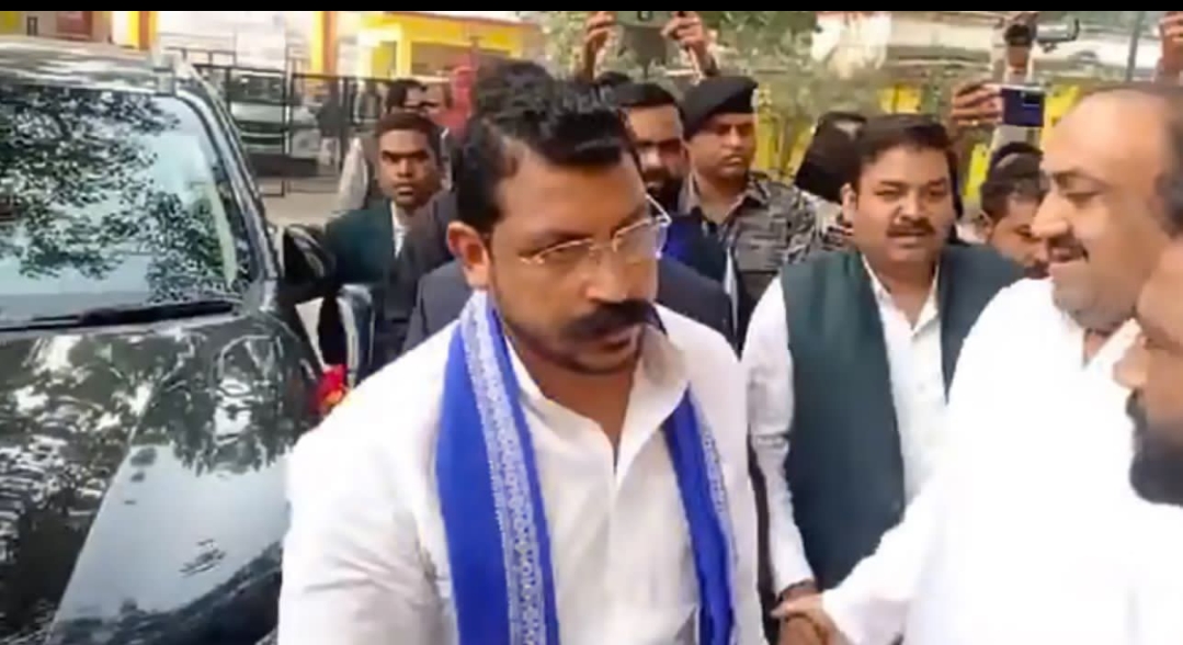 सपा नेता आजम खां से सीतापुर जेल में मिले सांसद चंद्रशेखर आजाद, बाहर बड़ी संख्या में समर्थक रहे मौजूद