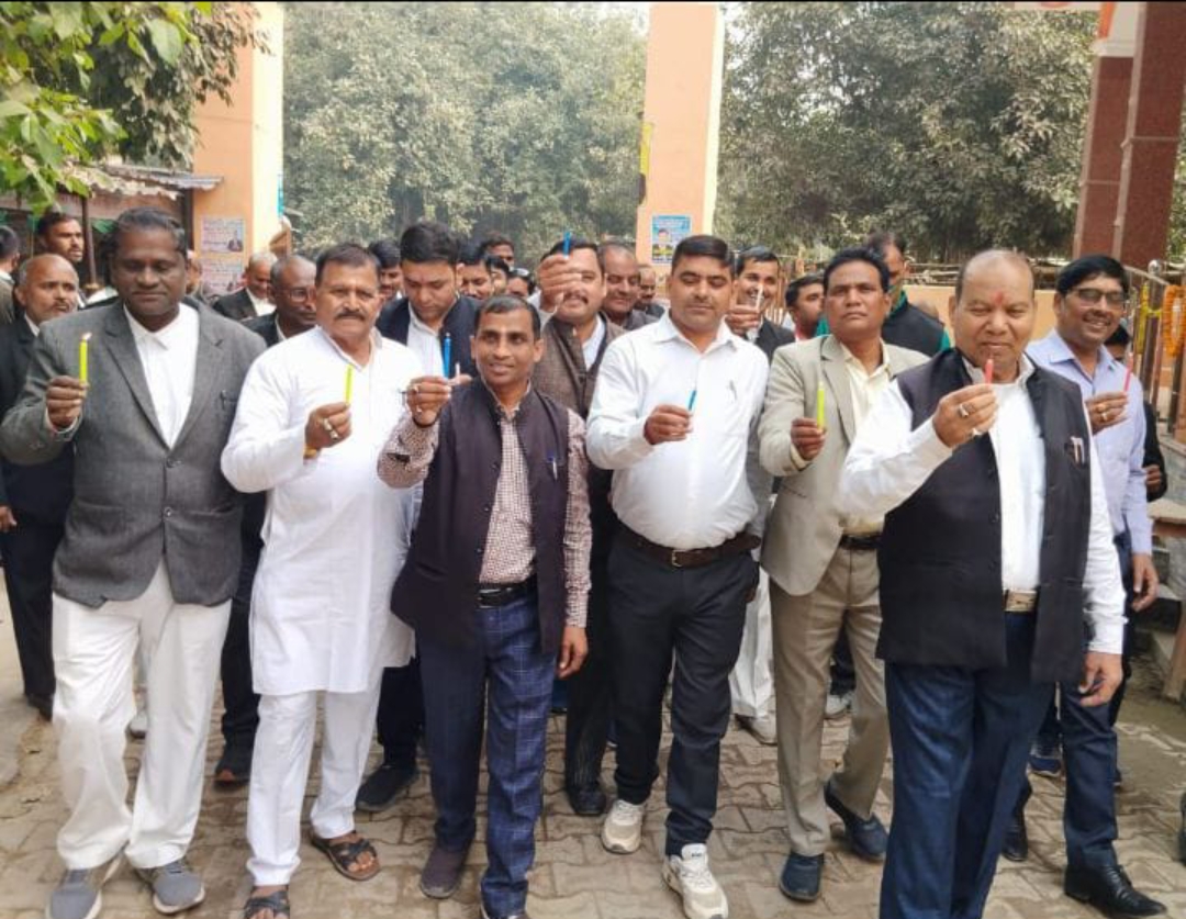 कचहरी विस्फोट के बरसी पर वकीलों ने निकाली कैंडिल मार्च