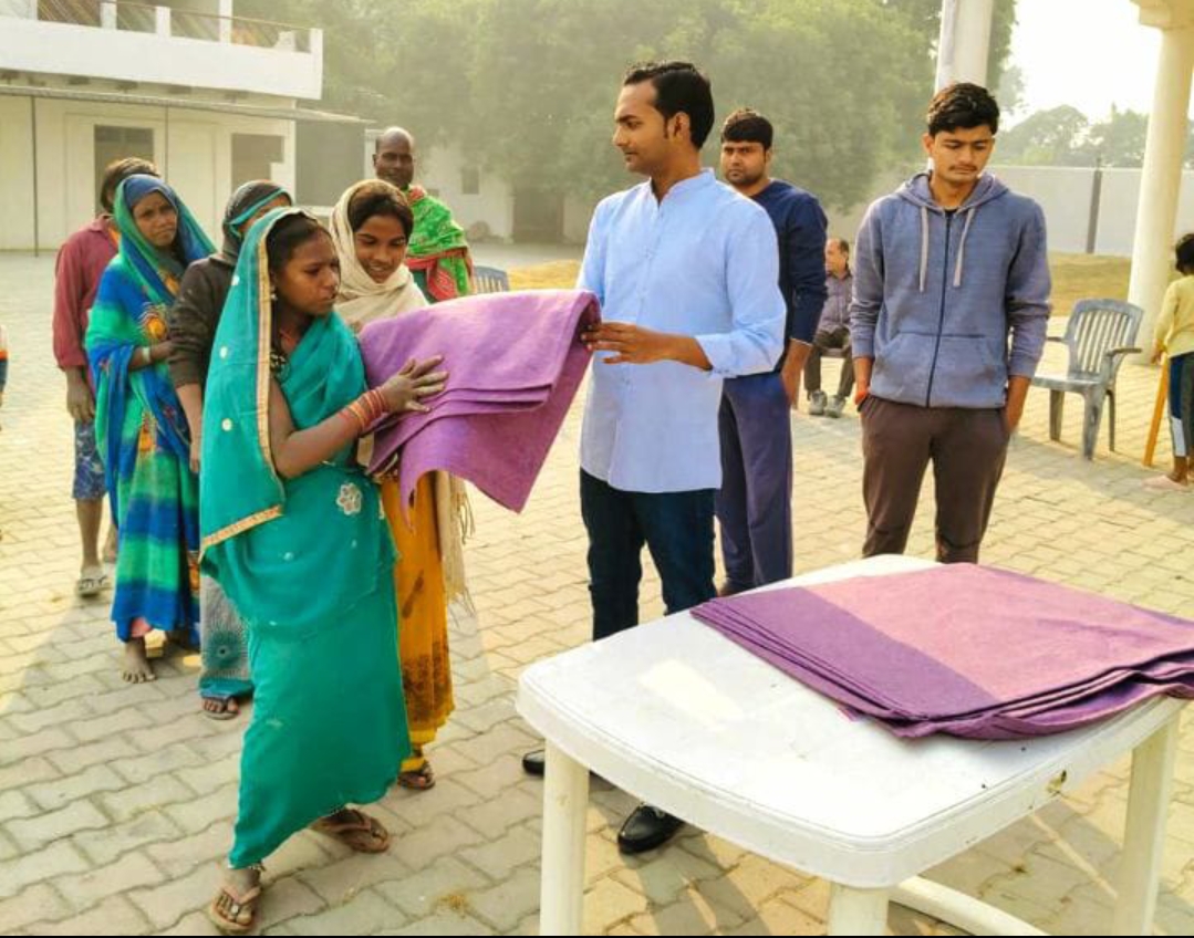 पिता की पूण्यतिथि पर पुत्रों द्वारा कंबल का वितरण