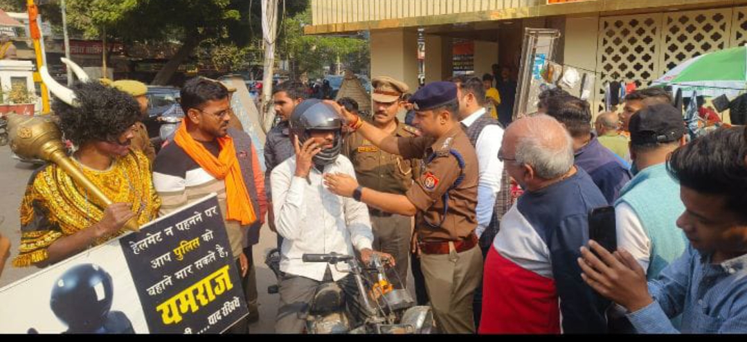 सिगरा तिराहे पर किया गया निशुल्क हेलमेट वितरण