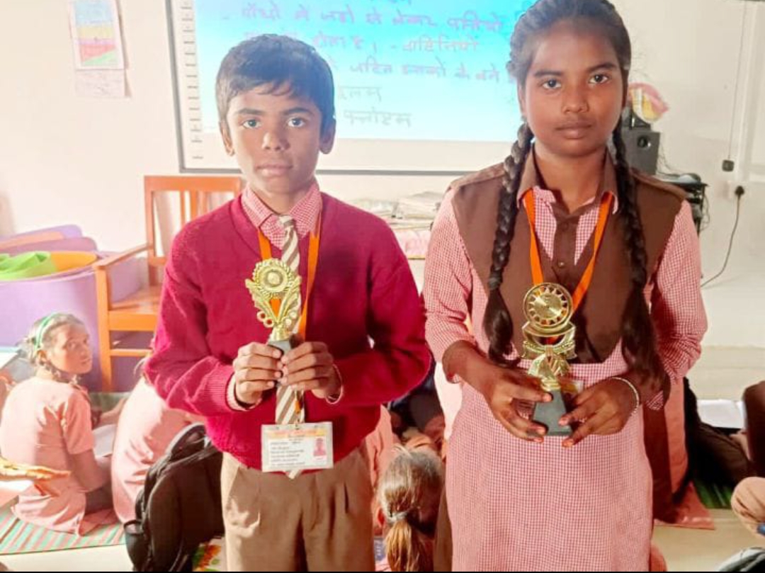 संविधान दिवस पर विद्यालयों में हुए विविध कार्यक्रम