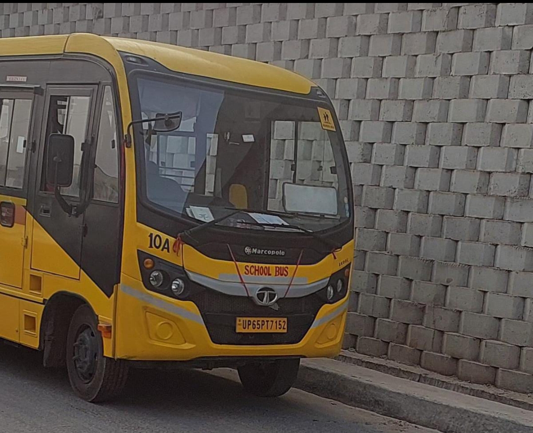 स्कूल बस की चपेट में आने से बाइक सवार महिला की हुई मौत