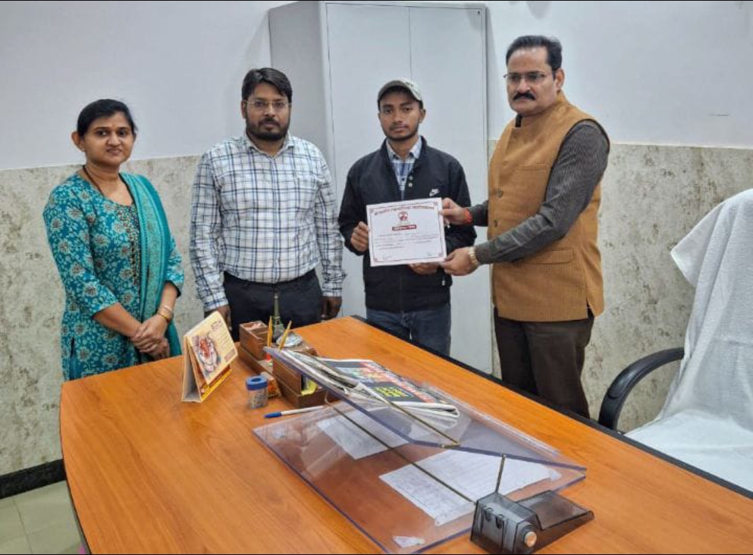बलदेव पीजी कॉलेज के शुभम प्रकाश का चयन प्रदेश स्तरीय कविता लेखन प्रतियोगिता में