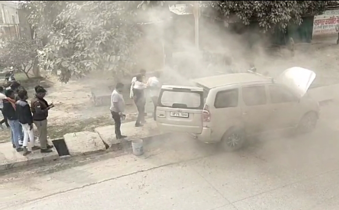 चलती कार में शार्ट सर्किट से लगी आग,सवार बाल बाल बचे