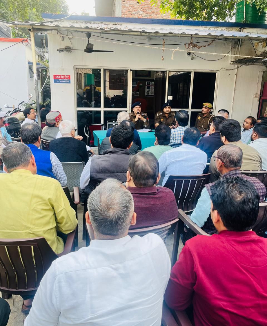 शिवपुर थाने में क्षेत्र के सम्मानित व्यापारीगण और नागरिकों के साथ डीसीपी वरूणा जोन चंद्रकांत मीणा ने बैठक की