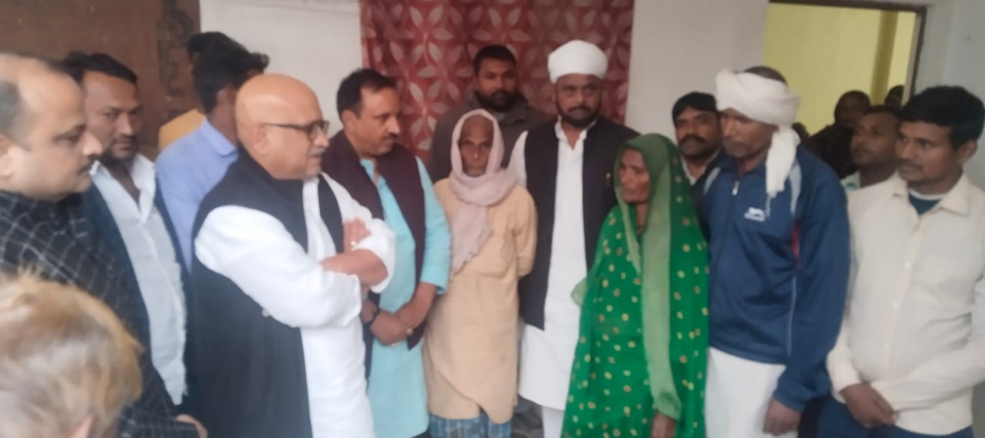 वाराणसी मोहनसराय किसान अंदोलन के अगुआ कृष्ण प्रसाद पटेल उर्फ "छेदी बाबा" के बैरवन पैतृक निवास पहुँचकर श्रद्धासुमन अर्पित किये कांग्रेस प्रदेश अध्यक्ष अजय राय