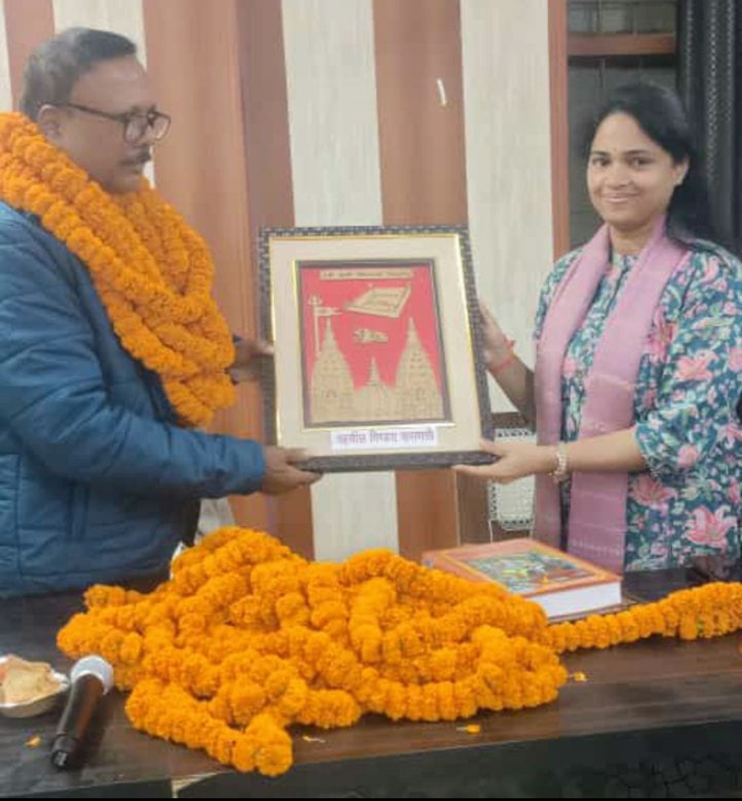 राजस्व निरीक्षक हुए सेवानिवृत एसडीएम पिंडरा ने स्मृति चिन्ह देकर की विदाई