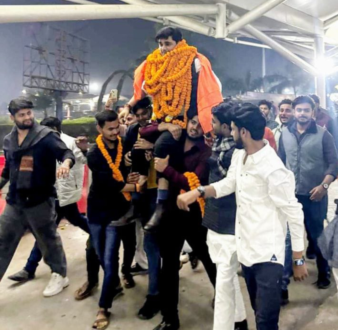 छात्र संघ अध्यक्ष आदित्य राज सिंह का एयरपोर्ट पर जोरदार स्वागत