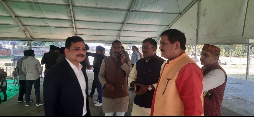 मुख्यमंत्री के आगमन से पहले पुलिस कमिश्नर सुरक्षा व्यवस्थाओं का निरीक्षण