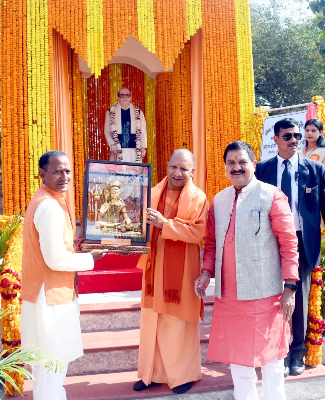 मुख्यमंत्री ने मूर्ति का किया अनावरण, छात्रों का किया अभिवादन स्वीकार