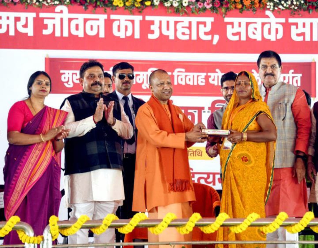 हॉट बाजार में आवंटित दुकानों की दी चाभी