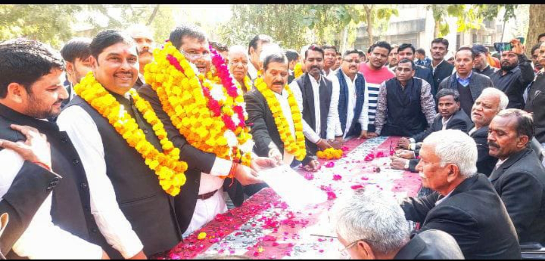 तहसील बार पिंडरा के चुनाव के लिए अध्यक्ष व महामंत्री ने धूमधाम से किया नामांकन