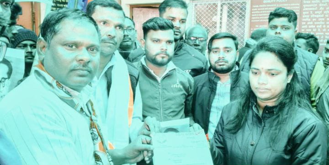 गृहमंत्री के खिलाफ कांग्रेस कार्यकर्ताओं ने सौंपा ज्ञापन