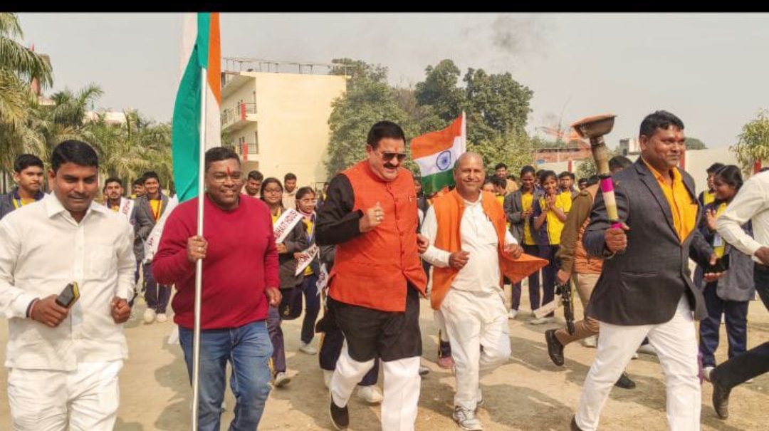 वार्षिक खेलकूद प्रतियोगिता में मशाल के साथ विधायक ने दौड़ लगाई