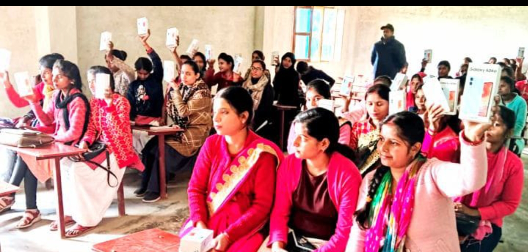 छात्राओ को मिला स्मार्ट फोन