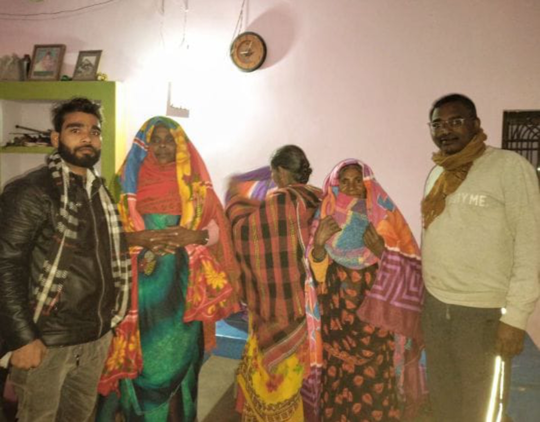 गरीबों और जरूरतमंदों में कंबल का वितरण