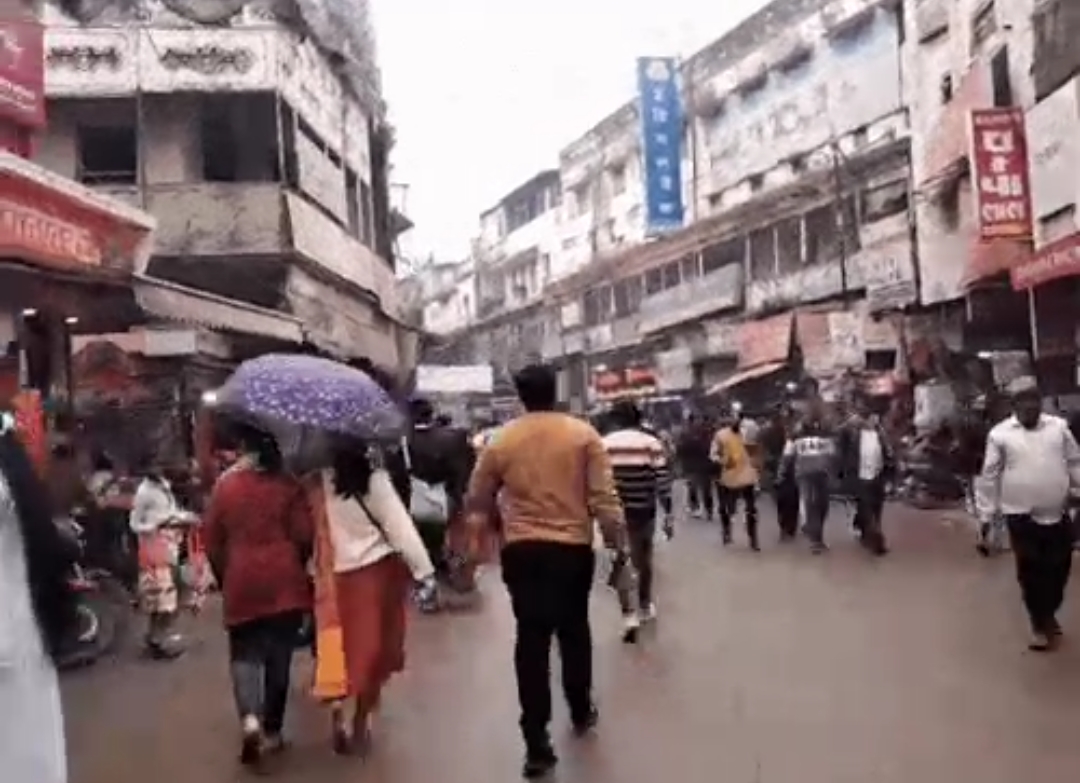 वाराणसी में शुरू हुई बारिश, बढ़ी ठंड: