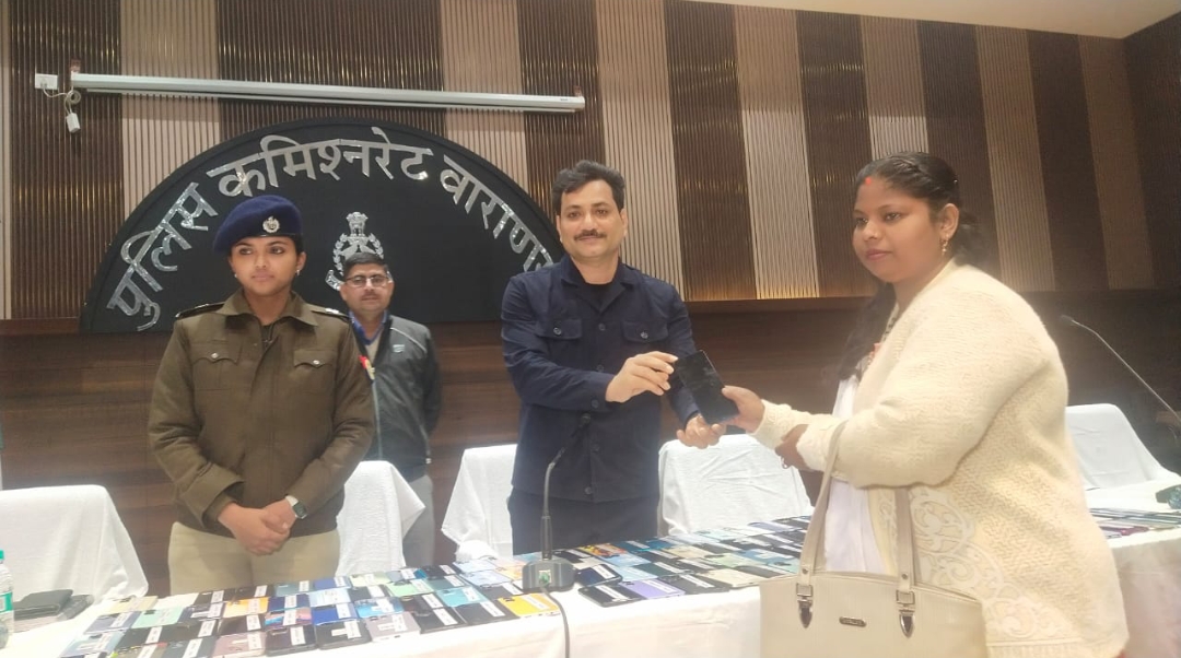 पुलिस आयुक्त कमिश्नरेट वाराणसी श्री मोहित अग्रवाल द्वारा सर्विलांस की मदद से बरामद किये गये 121 खोया-पाया मोबाइल अनुमानित कीमत लगभग 24 लाख रुपये, मोबाइल स्वामियों को सौंपा गया