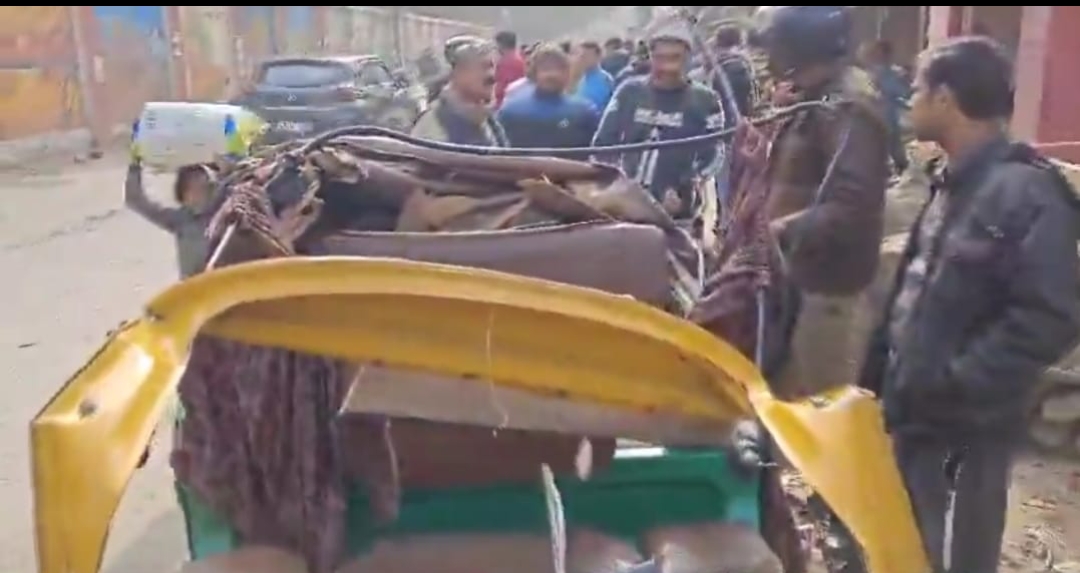 वाराणसी- तेज रफ्तार ऑटो पलटने से 3 घायल