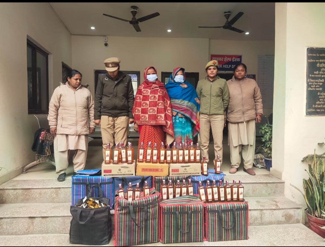 विभिन्न ब्राण्ड की अवैध अंग्रेजी व देशी शराब की खेप (कुल 230 लीटर) के साथ 02 नफर महिला शराब तस्कर थाना लंका पुलिस द्वारा गिरफ्तार।