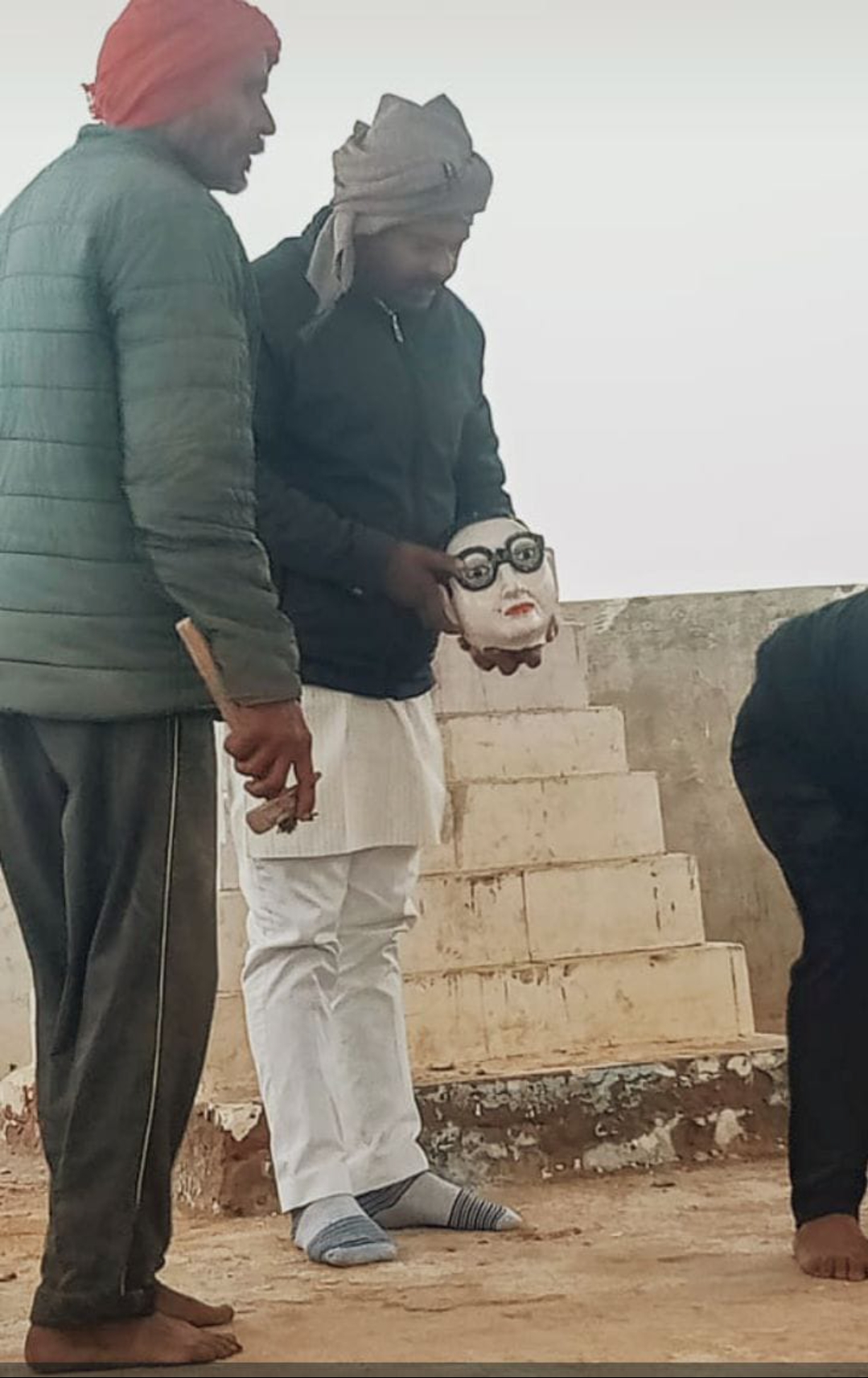 शरारती तत्वों ने बाबा साहब अंबेडकर की प्रतिमा को किया क्षतिग्रस्त