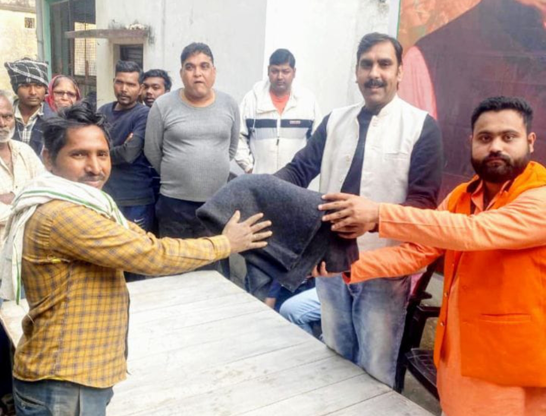 सैकड़ो असहाय लोगों को दिया गया कम्बल