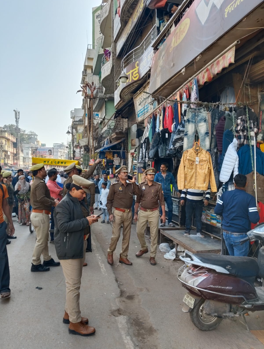 पुलिस आयुक्त कमिश्नरेट वाराणसी श्री मोहित अग्रवाल के निर्देशन में सुगम यातायात व्यवस्था में बाधक अतिक्रमण व वाहनों के विरूद्ध चलाया गया विशेष अभियान