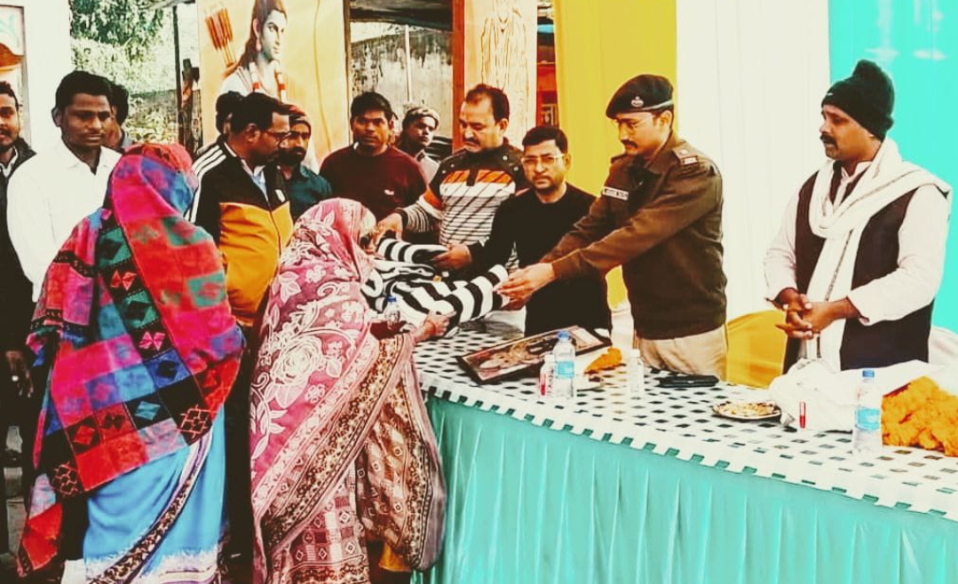 फूलपुर व्यापार मंडल ने निराश्रितों को किया कम्बल वितरण