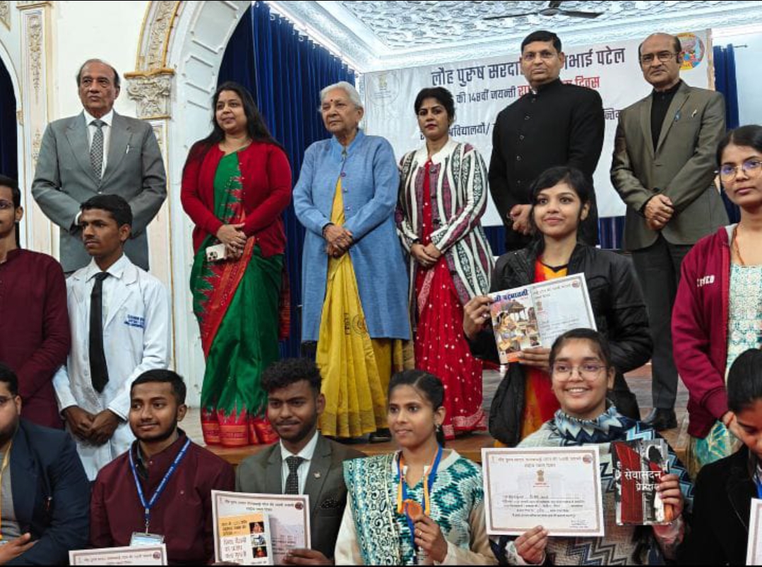 बलदेव पीजी कॉलेज के छात्र को राज्यपाल ने किया सम्मानित