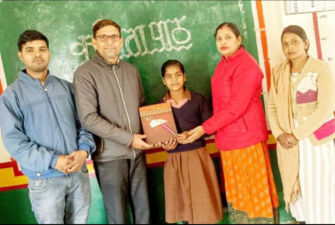 जनपद स्तरीय कविता पाठ में पिण्डरा ब्लॉक की रानी रही प्रथम