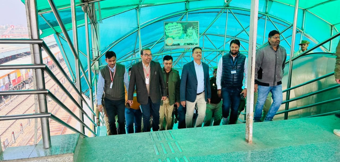 जिलाधिकारी और अपर पुलिस आयुक्त ने मंडुआडीह व कैंट स्टेशन का किया निरीक्षण