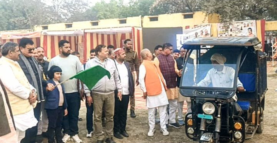 विधायकद्वय ने हरी झंडी दिखाकर रिक्शा को किया रवाना