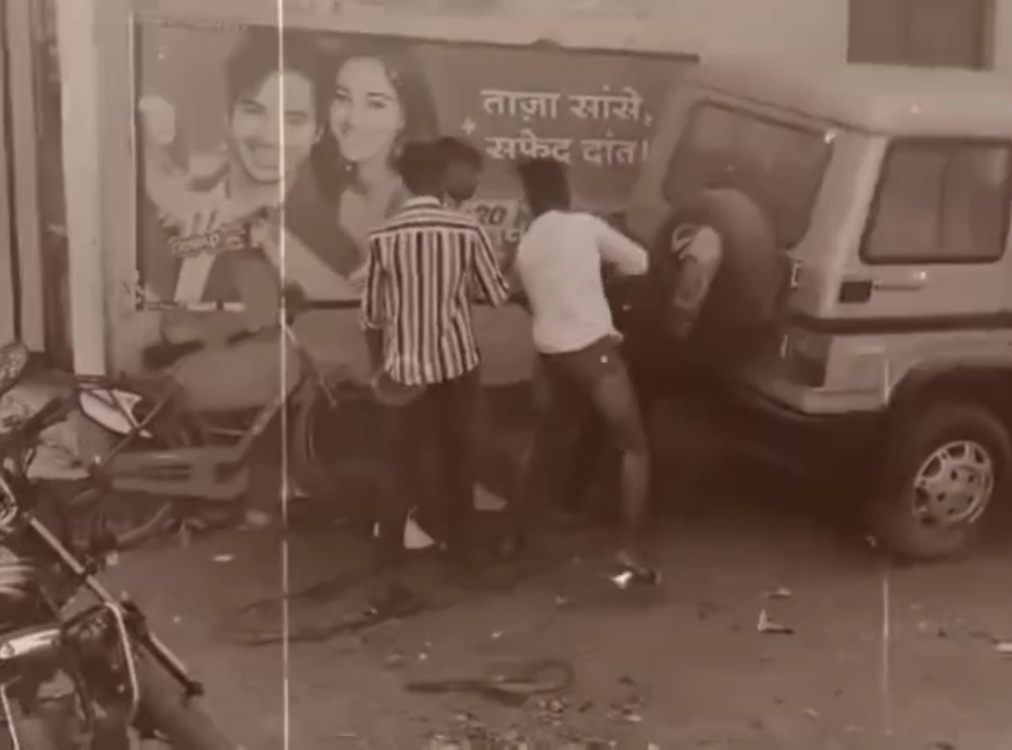 जूते की दुकान पर कार्यरत युवक की पिटाई