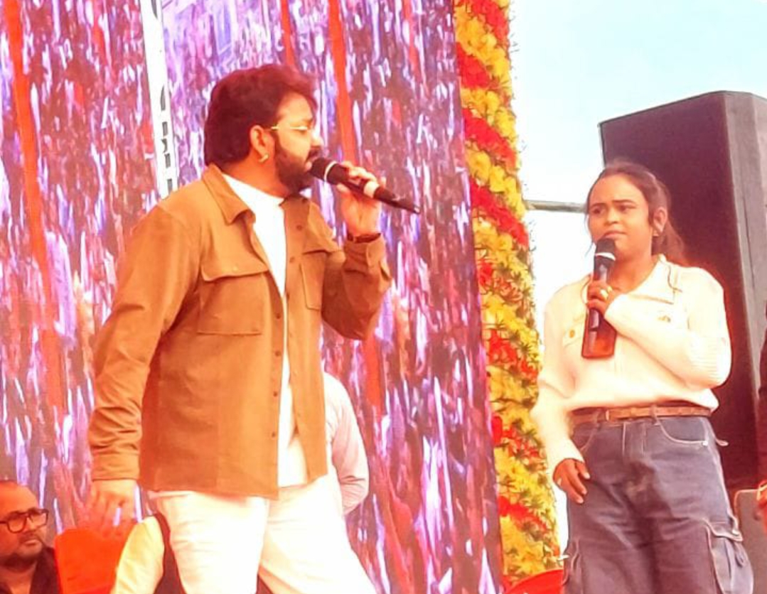 पिंडरा महोत्सव के कार्यक्रम में पवन ने बांधा शमा , जमकर झूमे श्रोता