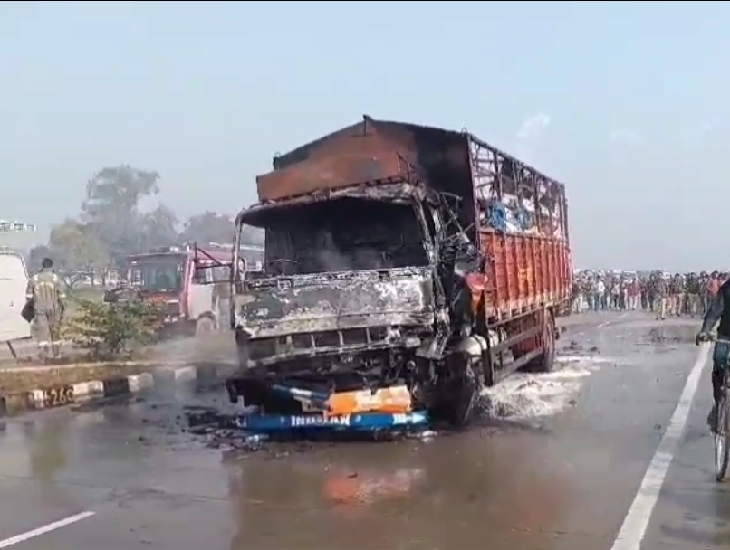 रोडवेज बस और ट्रक की टक्कर के बाद लगी आग, फायर ब्रिगेड ने पाया काबू