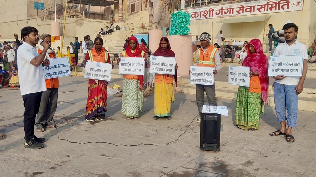 नमामि गंगे ने गायघाट पर श्रद्धालुओं से कहा- करें सुरक्षित स्नान, स्वच्छता का दें विशेष ध्यान