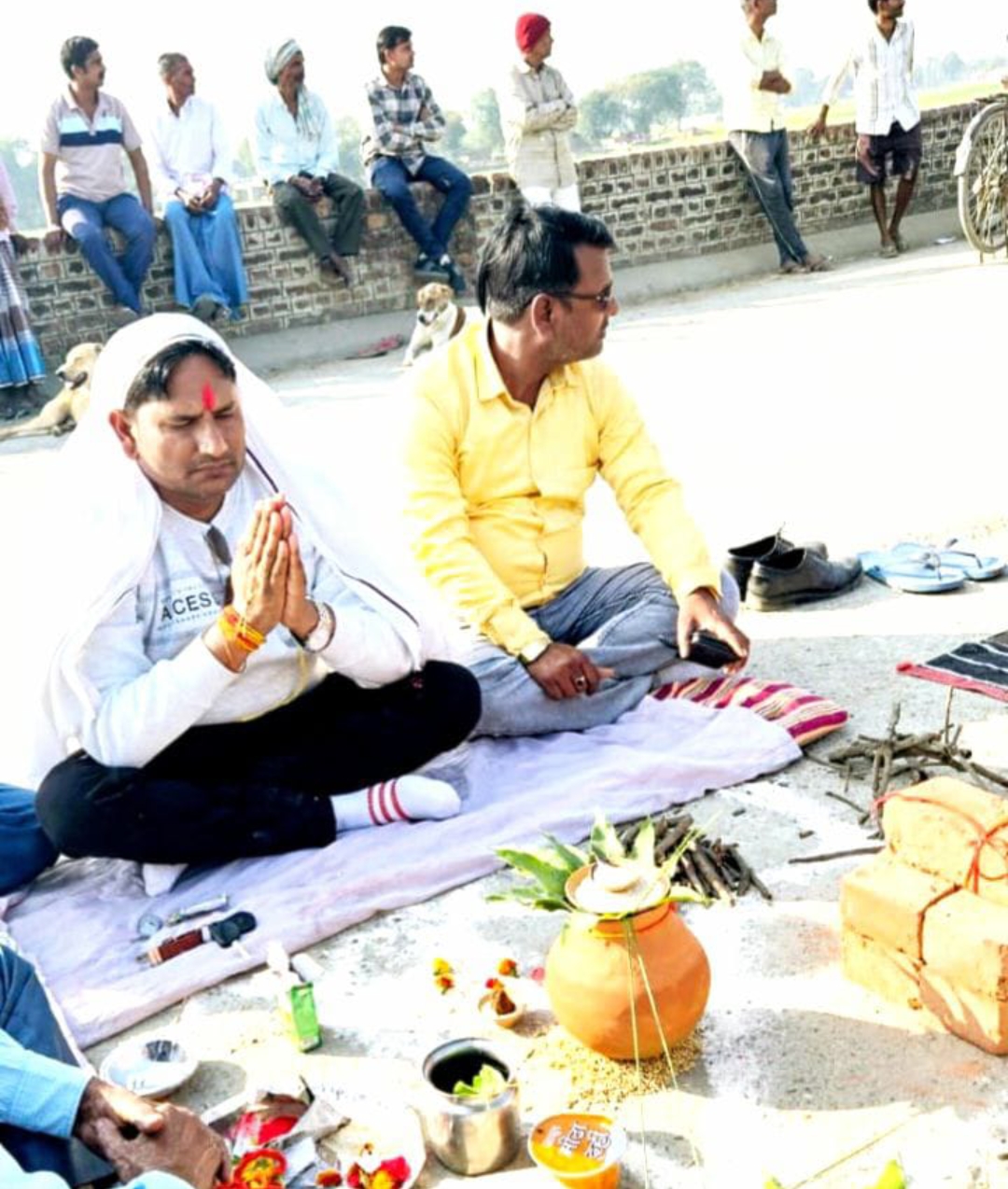 माता पिता के स्मृति में प्रवेश द्वार का किया शिलान्यास