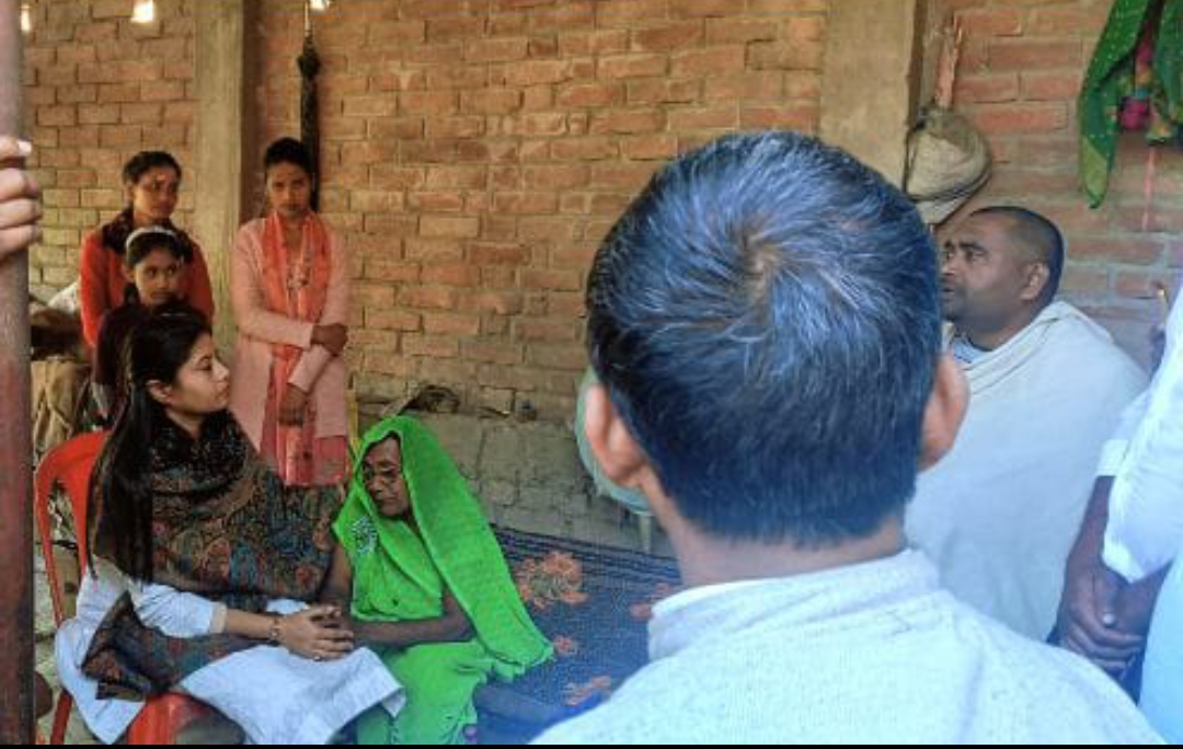 मृतक के घर शोक संवेदना व्यक्त करने पहुंची विधायक पल्लवी पटेल