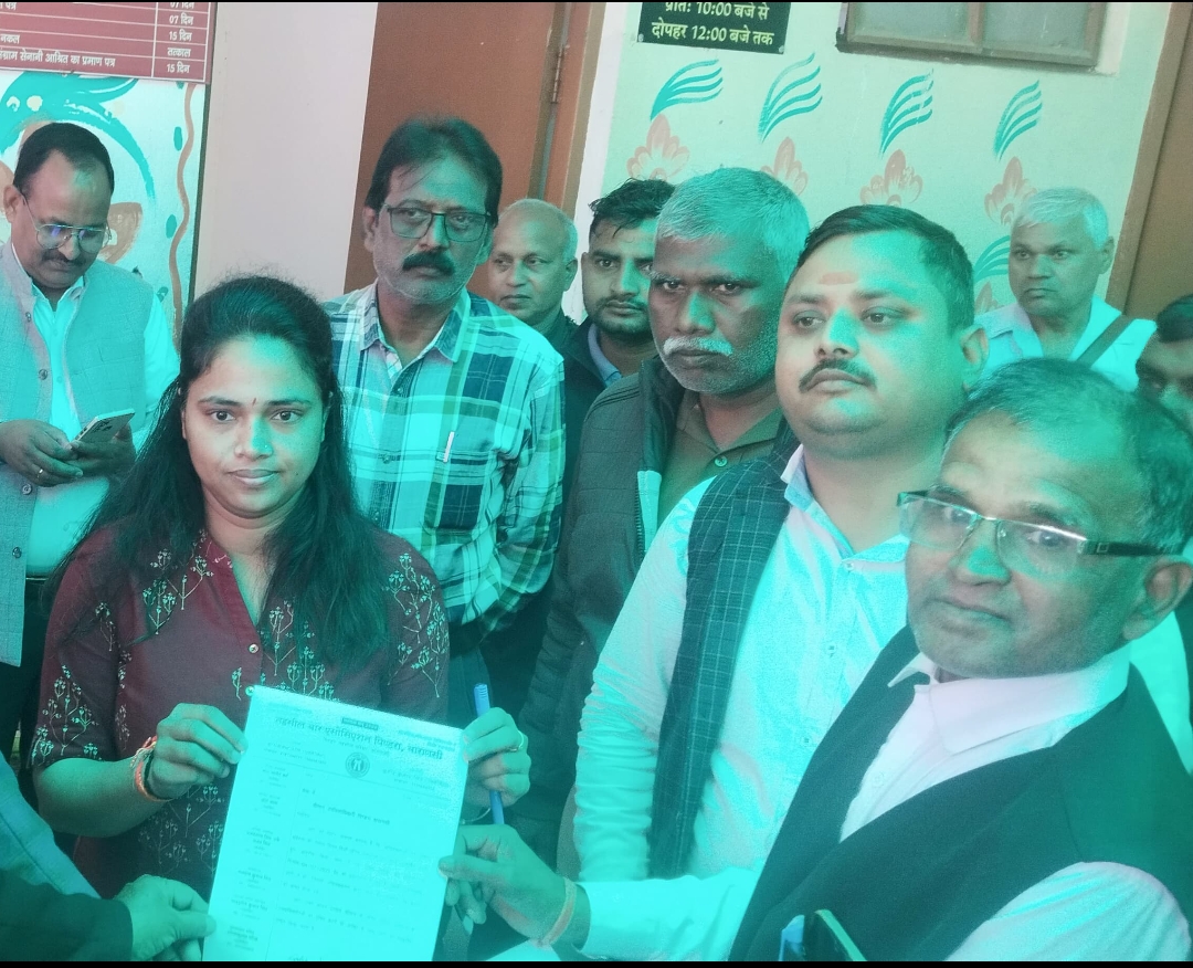 पिण्डरा --प्रयागराज में पुलिस द्वारा वकील की पिटाई को लेकर तहसील पर प्रदर्शन