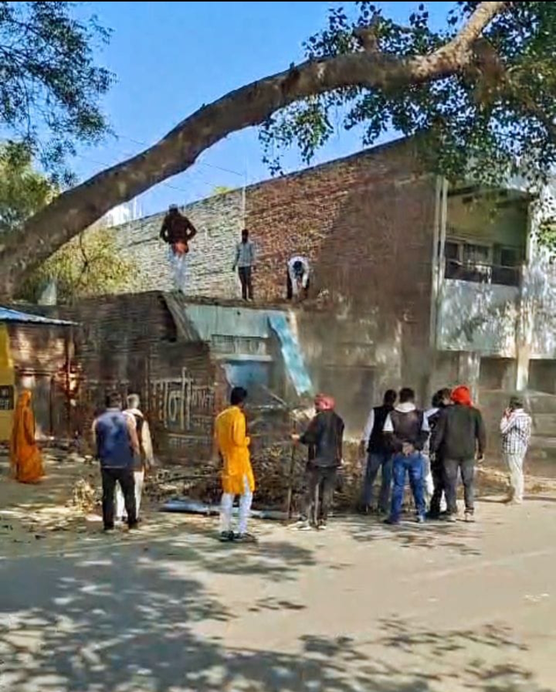 दबंगों ने पैतृक मकान पर किया कब्जे का प्रयास