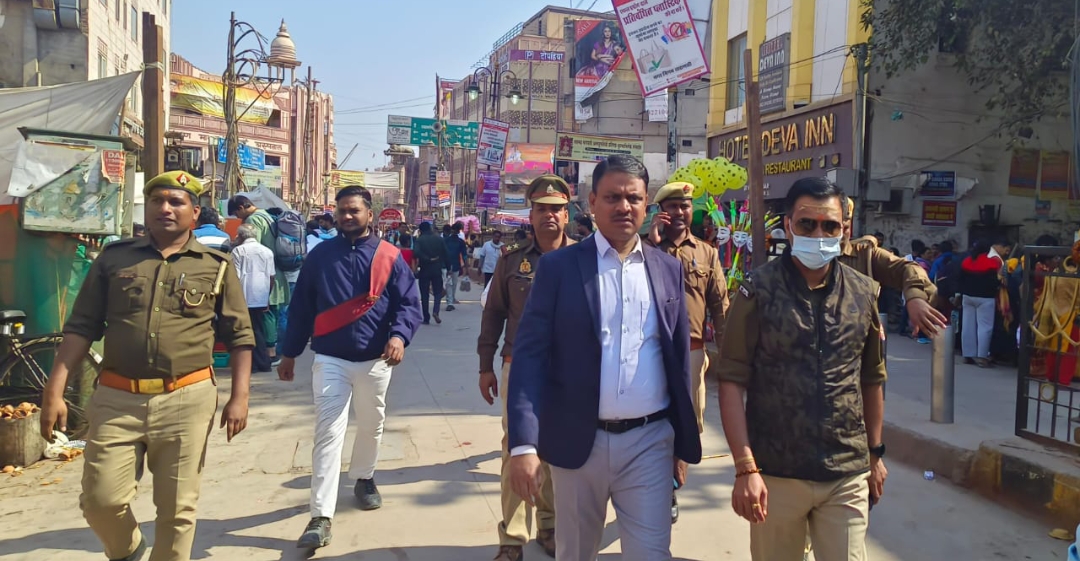 जिलाधिकारी और अपर पुलिस कमिश्नर ने गिरजाघर और गोदौलिया चौराहे का किया निरीक्षण