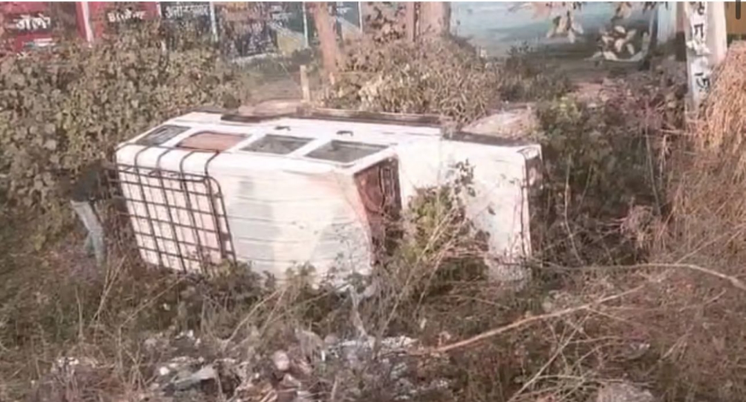 महाकुंभ से लौट रही श्रद्धालुओं से भरी ट्रैवलर मिनी बस पलटी