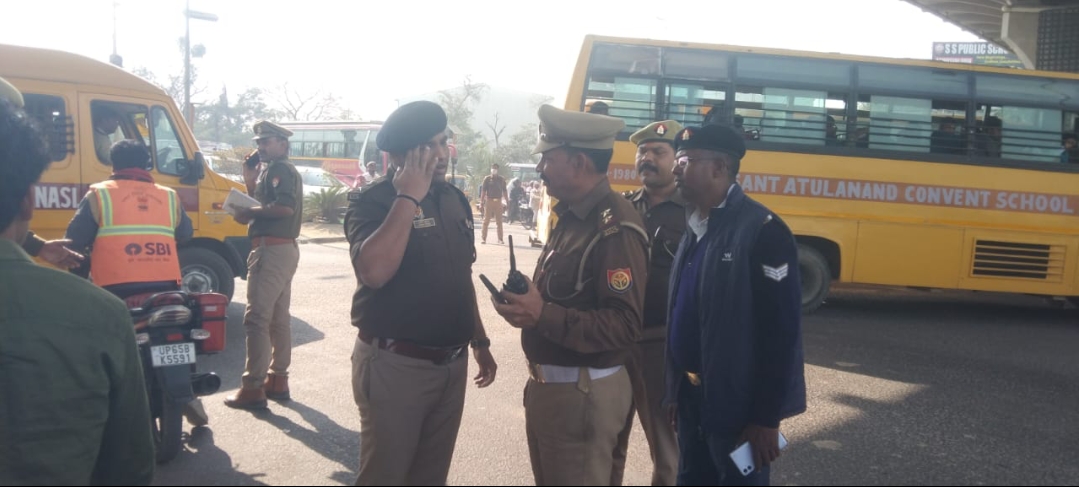हरहुआ रिंग रोड चौराहे पर भारी जाम, स्थानीय पुलिस दिखी बेबस, डीसीपी खुद पहुंचे मौके पर