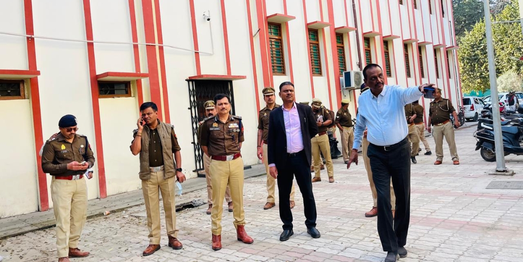 सीपी,डीएम और अपर सीपी ने किया ओंकार नाथ ठाकुर प्रेक्षागृह का निरीक्षण